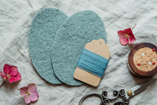 Lade das Bild in den Galerie-Viewer, Knieflicken Wollwalk oval mit Merinogarn
