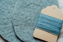 Lade das Bild in den Galerie-Viewer, Knieflicken Wollwalk oval mit Merinogarn
