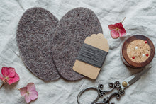 Lade das Bild in den Galerie-Viewer, Knieflicken Wollwalk oval mit Merinogarn
