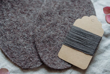 Lade das Bild in den Galerie-Viewer, Knieflicken Wollwalk oval mit Merinogarn
