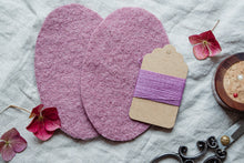 Lade das Bild in den Galerie-Viewer, Knieflicken Wollwalk oval mit Merinogarn
