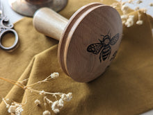 Lade das Bild in den Galerie-Viewer, Stopfpilz mit handgebrannter Biene als Motiv
