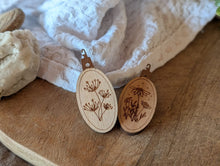 Lade das Bild in den Galerie-Viewer, Einfädelhilfen aus Holz – 2er Set mit Blumendesign
