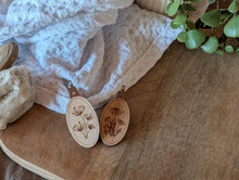 Lade das Bild in den Galerie-Viewer, Einfädelhilfen aus Holz – 2er Set mit Blumendesign
