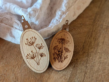 Lade das Bild in den Galerie-Viewer, Einfädelhilfen aus Holz – 2er Set mit Blumendesign
