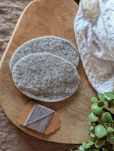Lade das Bild in den Galerie-Viewer, Knieflicken Wollwalk oval mit Merinogarn

